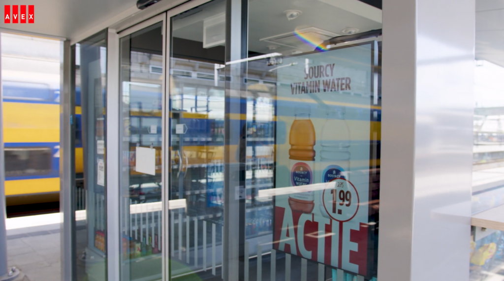 AVEX digitale schermen in actie NS Kiosk. Instore communicatie in de retail. De digitale schermen informeren klanten nu over actuele aanbiedingen, producten en diensten, wat leidt tot een verbeterde klantervaring en hogere verkoopcijfers.