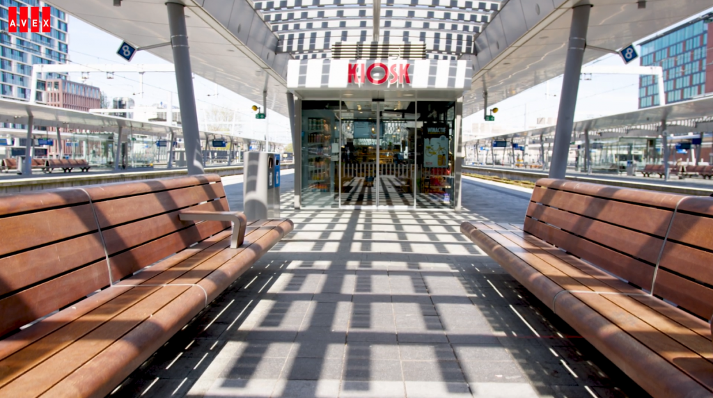 NS Kiosk station Utrecht digitale schermen AVEX. Instore communicatie in de retail. De digitale schermen informeren klanten nu over actuele aanbiedingen, producten en diensten, wat leidt tot een verbeterde klantervaring en hogere verkoopcijfers.