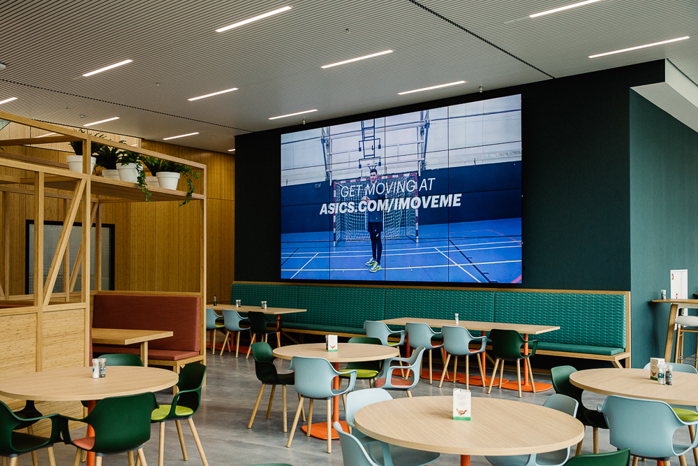 videowall bedrijfsrestaurant Asics