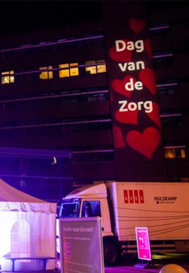 Fraaie gevelprojectie voor medewerkers Isala op dag van de zorg