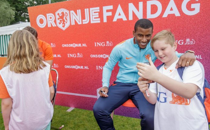 KNVB Oranje Fandag 2017 selfie met Narsingh