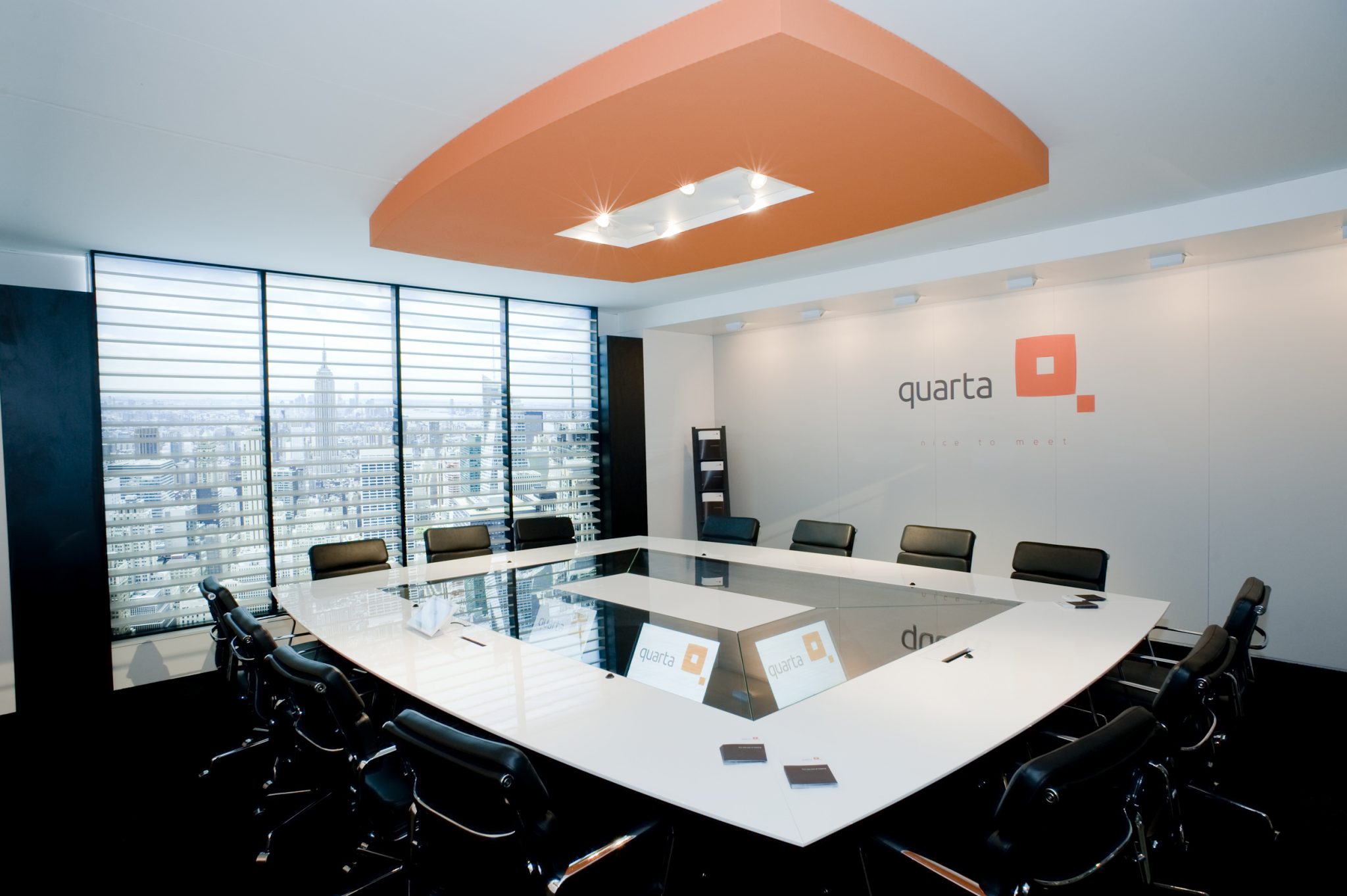 Quarta-vergadertafel-vierkant-2048x1363-1