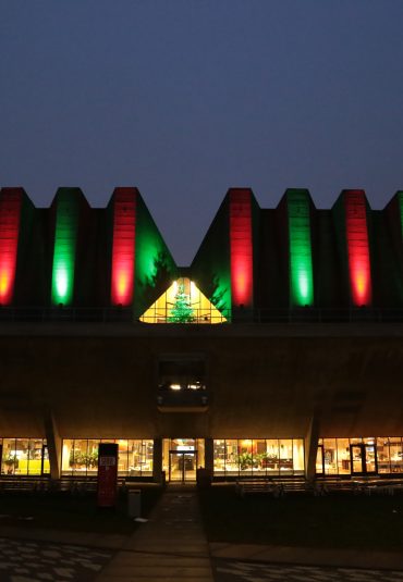 TU Delft brengt aula congrescentrum in kerstkleuren