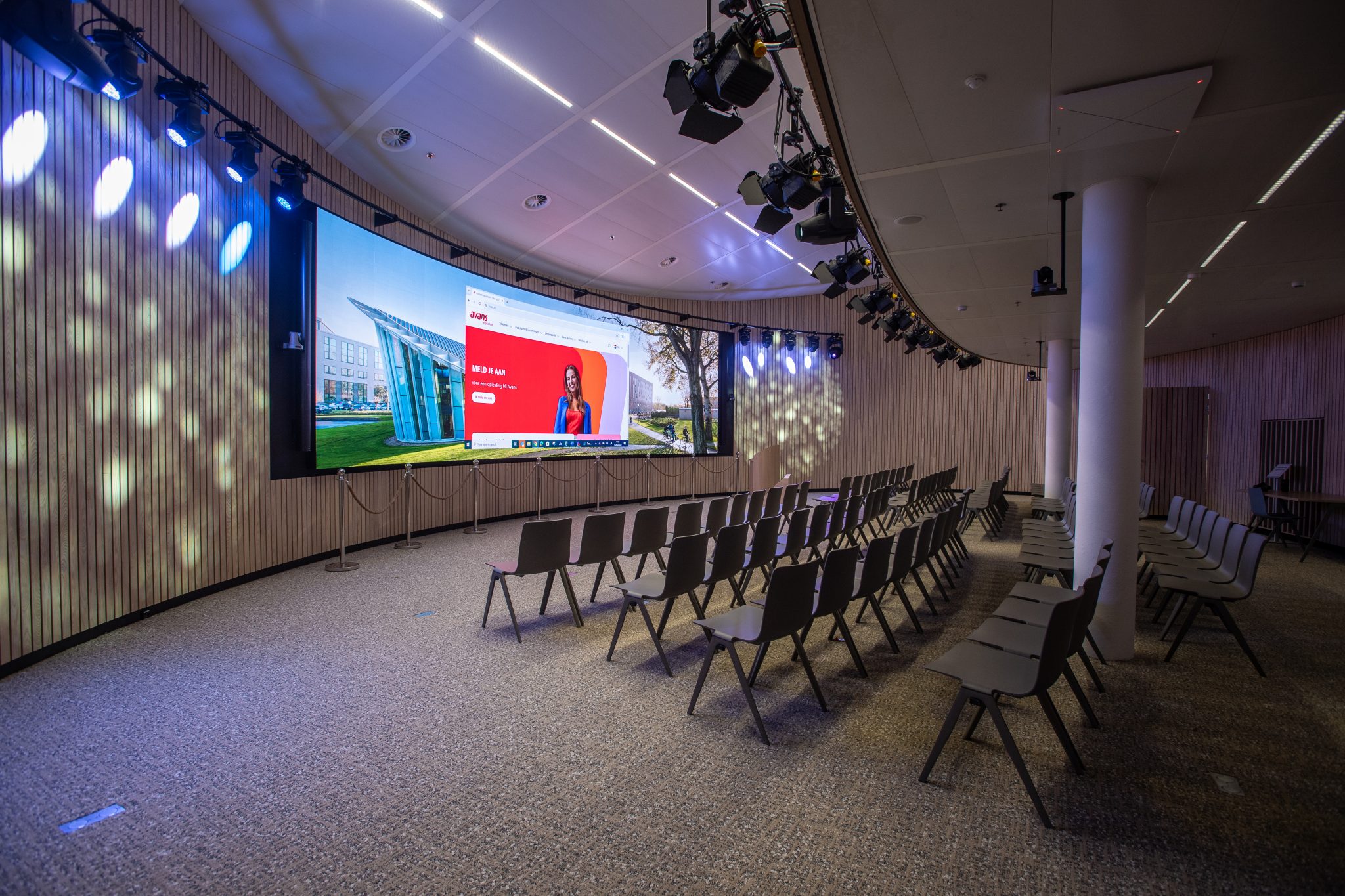 AVEX-Avans-OpenX-evenementenruimte-LED-scherm-gebogen-curved-133-2048x1365-1