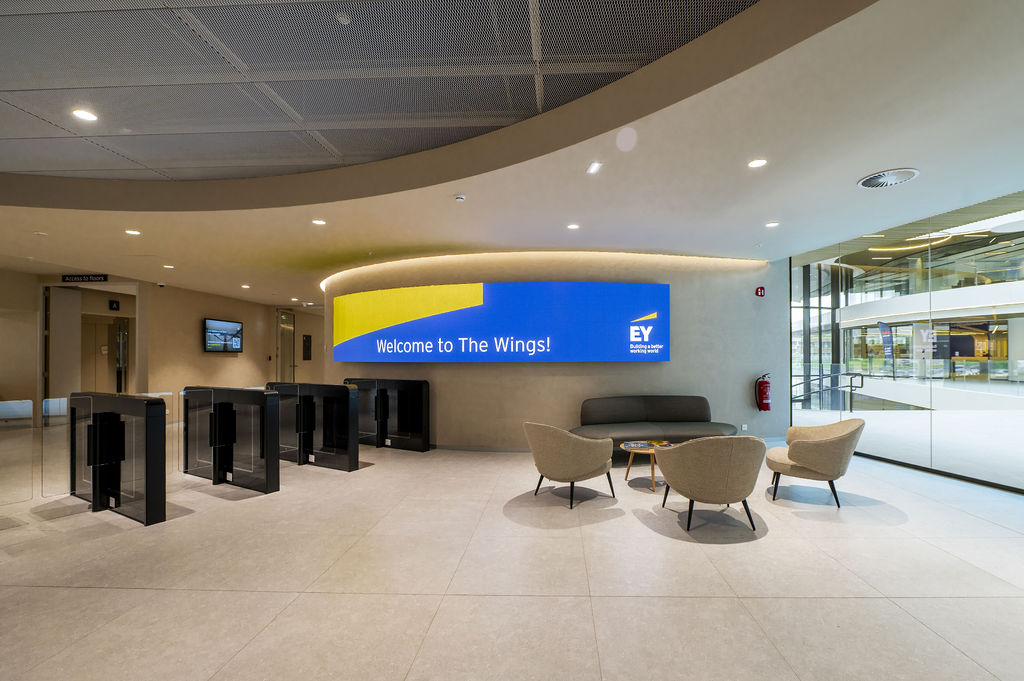 Moderne meeting rooms gerealiseerd door AVEX. receptie EY België in The Wings met curved led scherm