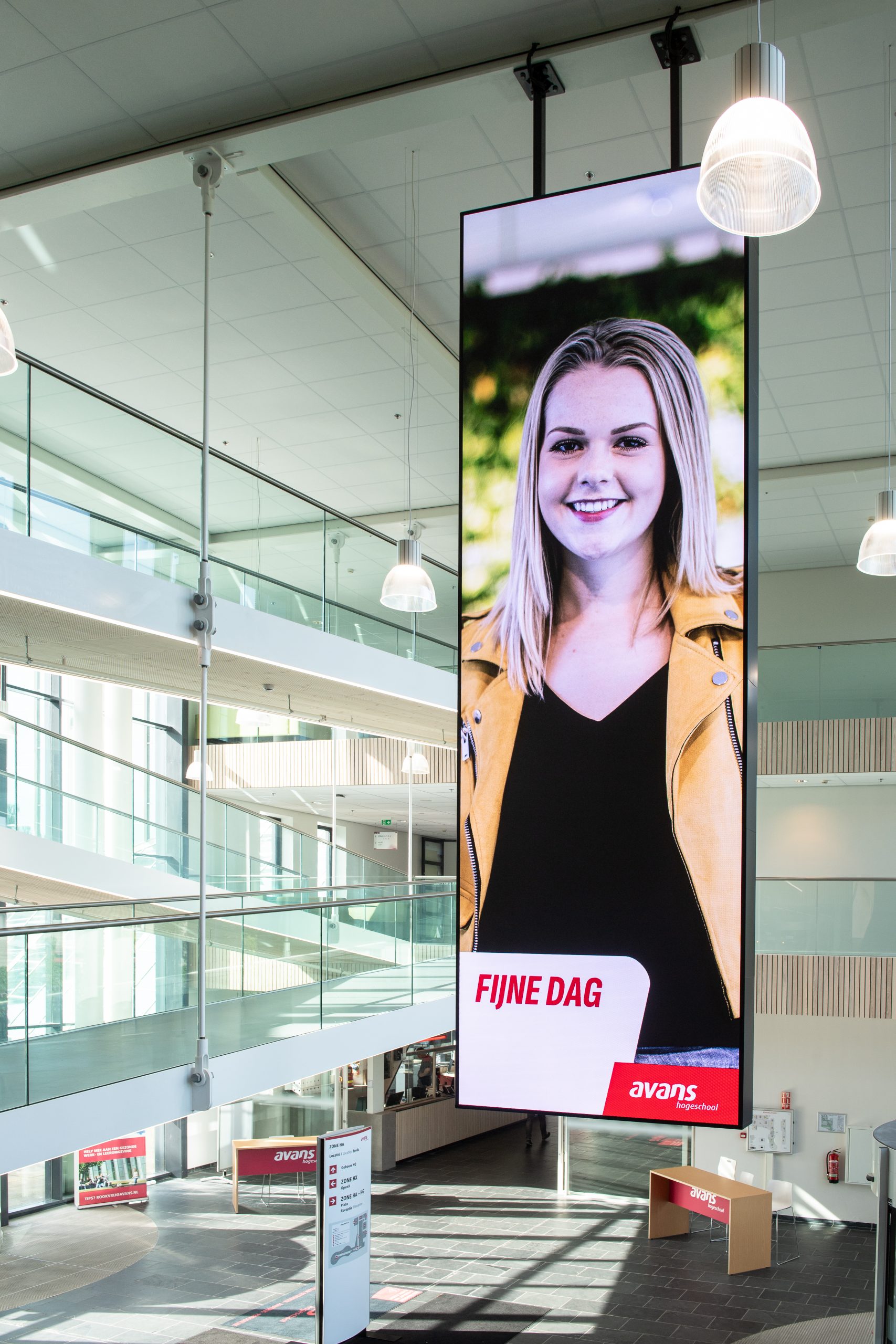 AVEX Avans OpenX LED scherm portrait hal beleving 52